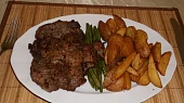 Krkovička na steakovém pepři s fazolkami a brambory
