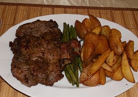 Krkovička na steakovém pepři s fazolkami a brambory