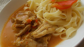 Kuřecí plátky na červených  paprikách a rajčatech s těstovinami