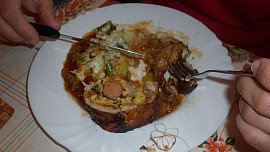 Kuřecí rolka na zeleninovém lůžku a šťouchané brambory se smetanou a fazolovými lusky