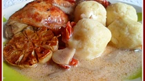 Kuřecí stehna na sušených rajčatech, hlívě a česneku