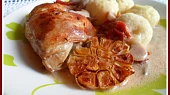 Kuřecí stehna na sušených rajčatech, hlívě a česneku