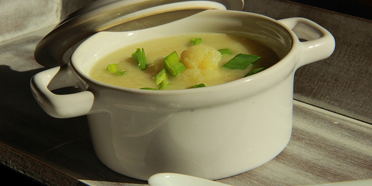 Květáková polévka s pečeným česnekem