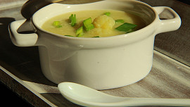 Květáková polévka s pečeným česnekem