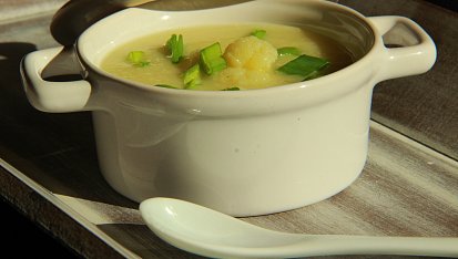 Květáková polévka s pečeným česnekem