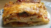 Lasagne s krůtím (kuřecím) masem a dvěma omáčkami