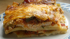 Lasagne s krůtím (kuřecím) masem a dvěma omáčkami