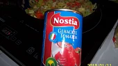 Lečo s cuketou, potom přidat cuketu a rajčata - buď čerstvá nebo z plechovky