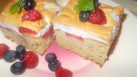 Litý moučník s ovocem a sněhovou čepicí