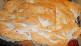 Litý moučník s ovocem a sněhovou čepicí