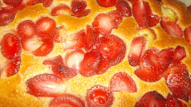 Litý moučník s ovocem a sněhovou čepicí