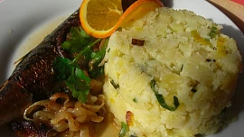 Makrela na cibuli a bílém víně