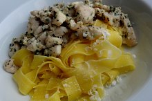 Máslové kuřecí s pepřovou omáčkou a pappardelle