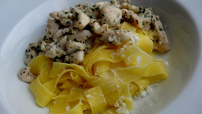 Máslové kuřecí s pepřovou omáčkou a pappardelle