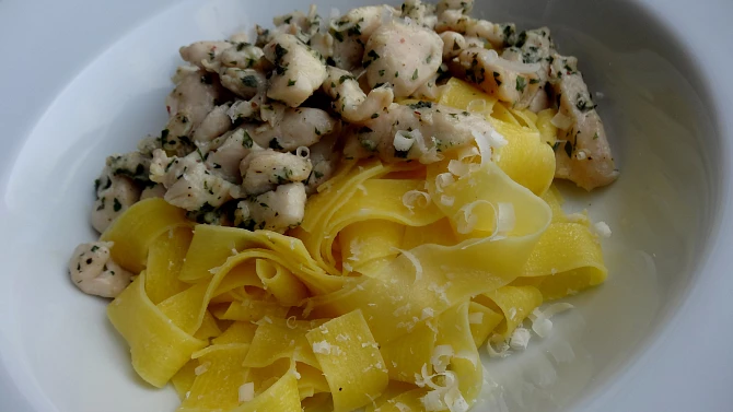 Máslové kuřecí s pepřovou omáčkou a pappardelle, Máslové kuřecí s pepřovou omáčkou a pappardelle