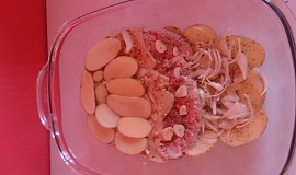 Mleté maso zapečené s bramborem a paprikovou smetanou