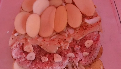 Mleté maso zapečené s bramborem a paprikovou smetanou