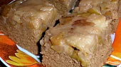 Obrácený hruškový šťavnatý koláč s černým pivem