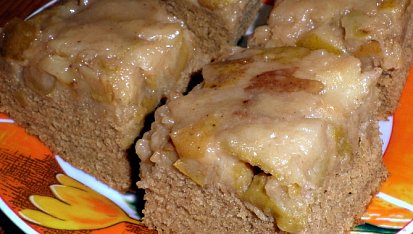 Obrácený hruškový šťavnatý koláč s černým pivem