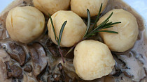 Odlehčené bramborové knedlíčky s houbovo-rozmarýnovou omáčkou