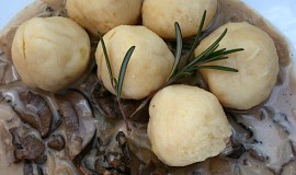 Odlehčené bramborové knedlíčky s houbovo-rozmarýnovou omáčkou