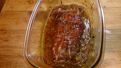Pečený bůček na medu a víně s česnekem na cibulovém lůžku
