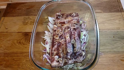 Pečený bůček na medu a víně s česnekem na cibulovém lůžku