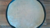 Pizza korpus do mrazáku + domácí rajčatová omáčka na pizzu, Před pečením