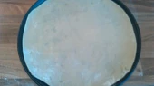 Pizza korpus do mrazáku + domácí rajčatová omáčka na pizzu, Před pečením