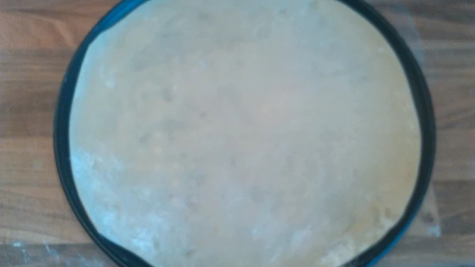 Pizza korpus do mrazáku + domácí rajčatová omáčka na pizzu, Před pečením