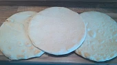 Pizza korpus do mrazáku + domácí rajčatová omáčka na pizzu, Po upečení