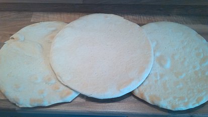 Pizza korpus do mrazáku + domácí rajčatová omáčka na pizzu, Po upečení