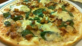 Pizza se smetanou, špenátem a kuřecím masem