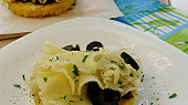 Polentové koláčky se sýrem, sušenými rajčaty a olivami