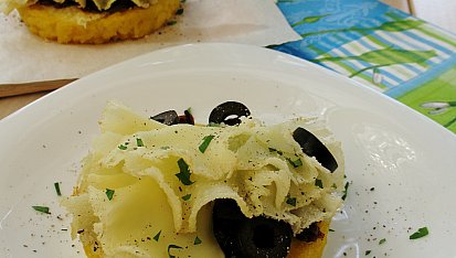 Polentové koláčky se sýrem, sušenými rajčaty a olivami