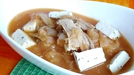 Polévka z kysaného zelí s tofu