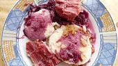 Pomalená uzená krkovička na červeném zelí