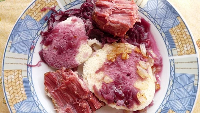 Pomalená uzená krkovička na červeném zelí