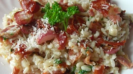 Rizoto (risotto) s grilovanými ředkvičkami a pancettou