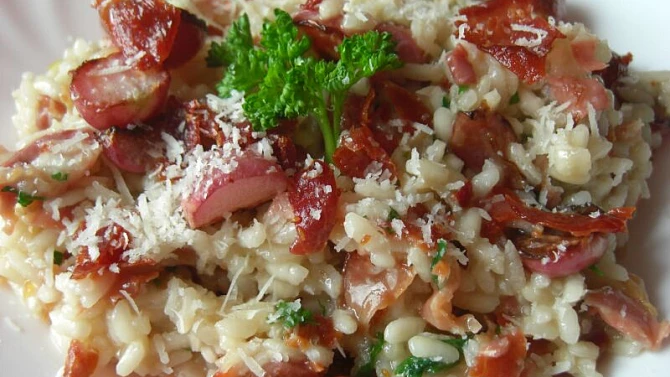 Rizoto (risotto) s grilovanými ředkvičkami a pancettou