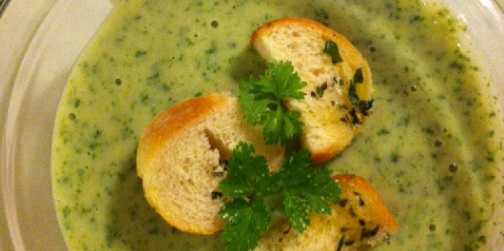 Rukolová krémová polévka s bylinkovými krutony