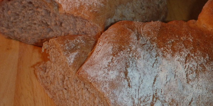 Rustikálny ždímaný chléb (nakrojený, ešte teplý)