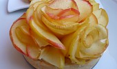 Růžičky z lístkového těsta s jablečnou náplní (pněno tvarohovou nádivkou a zapečené s jablečnými růžičkami)