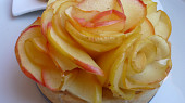 Růžičky z lístkového těsta s jablečnou náplní, pněno tvarohovou nádivkou a zapečené s jablečnými růžičkami