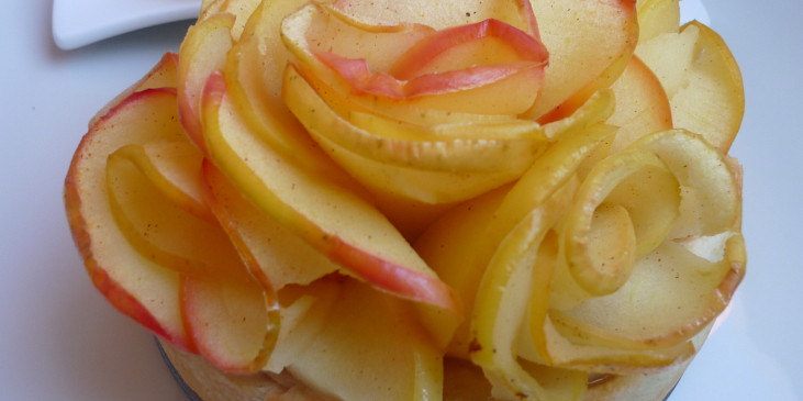 Růžičky z lístkového těsta s jablečnou náplní (pněno tvarohovou nádivkou a zapečené s jablečnými…)
