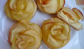 Růžičky z lístkového těsta s jablečnou náplní