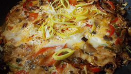 Rychlá omeletka z hlívy, pórku,  červené   papriky  a kuřecího masa