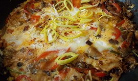 Rychlá omeletka z hlívy, pórku,  červené   papriky  a kuřecího masa