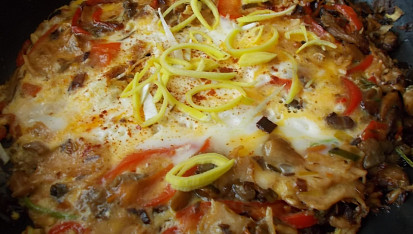 Rychlá omeletka z hlívy, pórku,  červené   papriky  a kuřecího masa