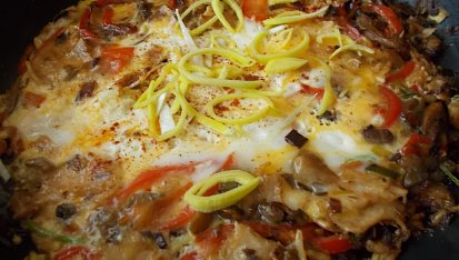 Rychlá omeletka z hlívy, pórku,  červené   papriky  a kuřecího masa